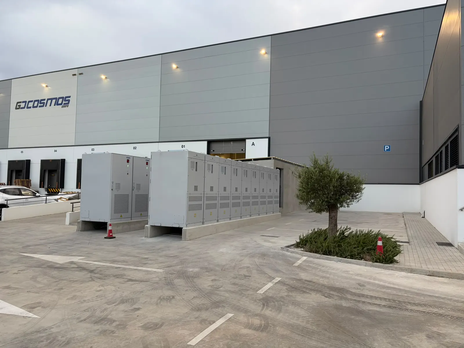 Cabinets de baterías frente a la nave del proyecto Martorell